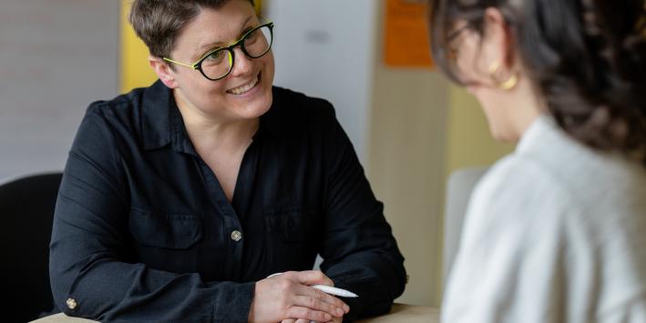 Dr. med. Cécile Barth spricht freundlich mit einer Person