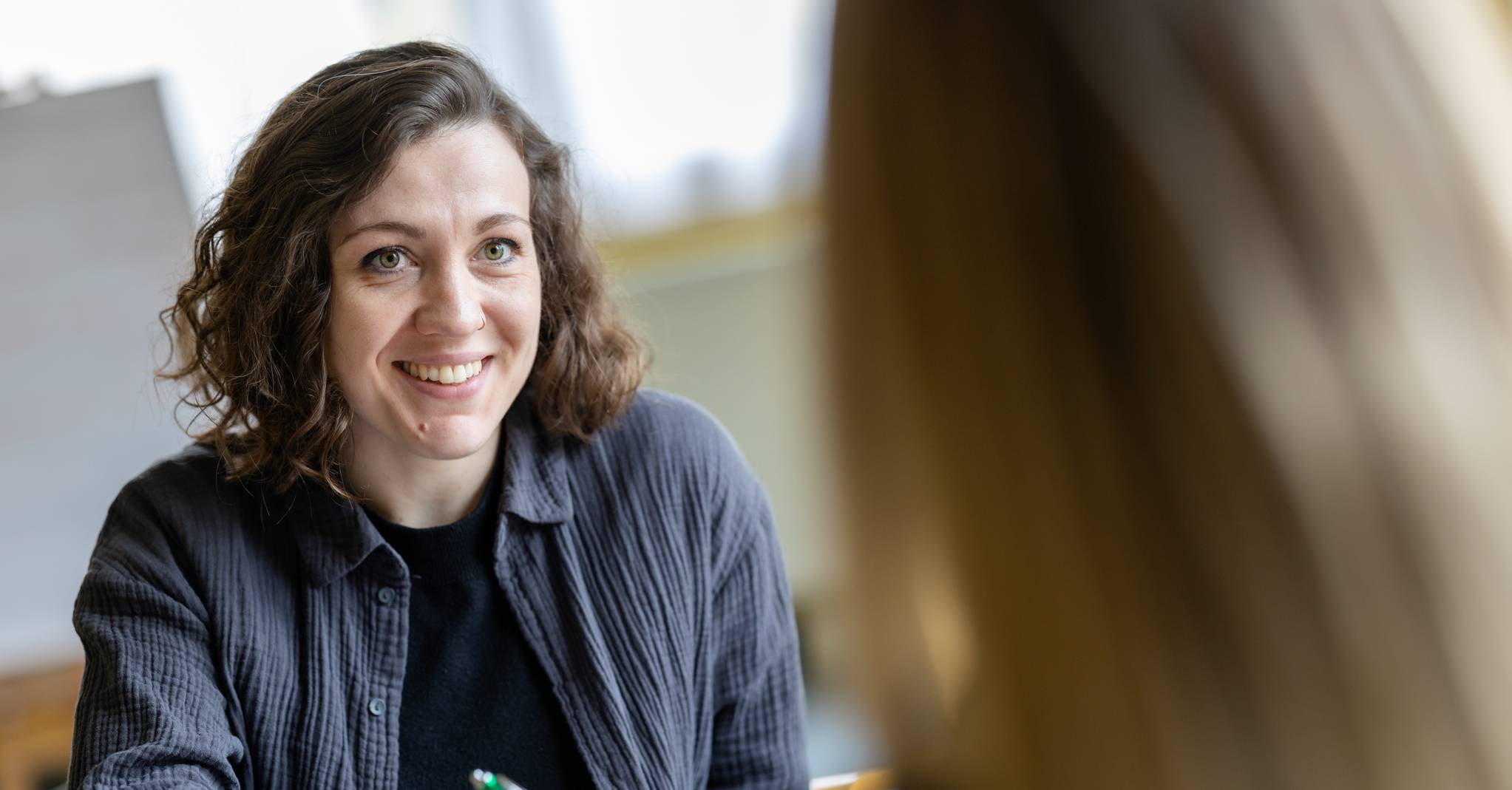Frau Bianca Ebert führt Gespräch und macht Notizen