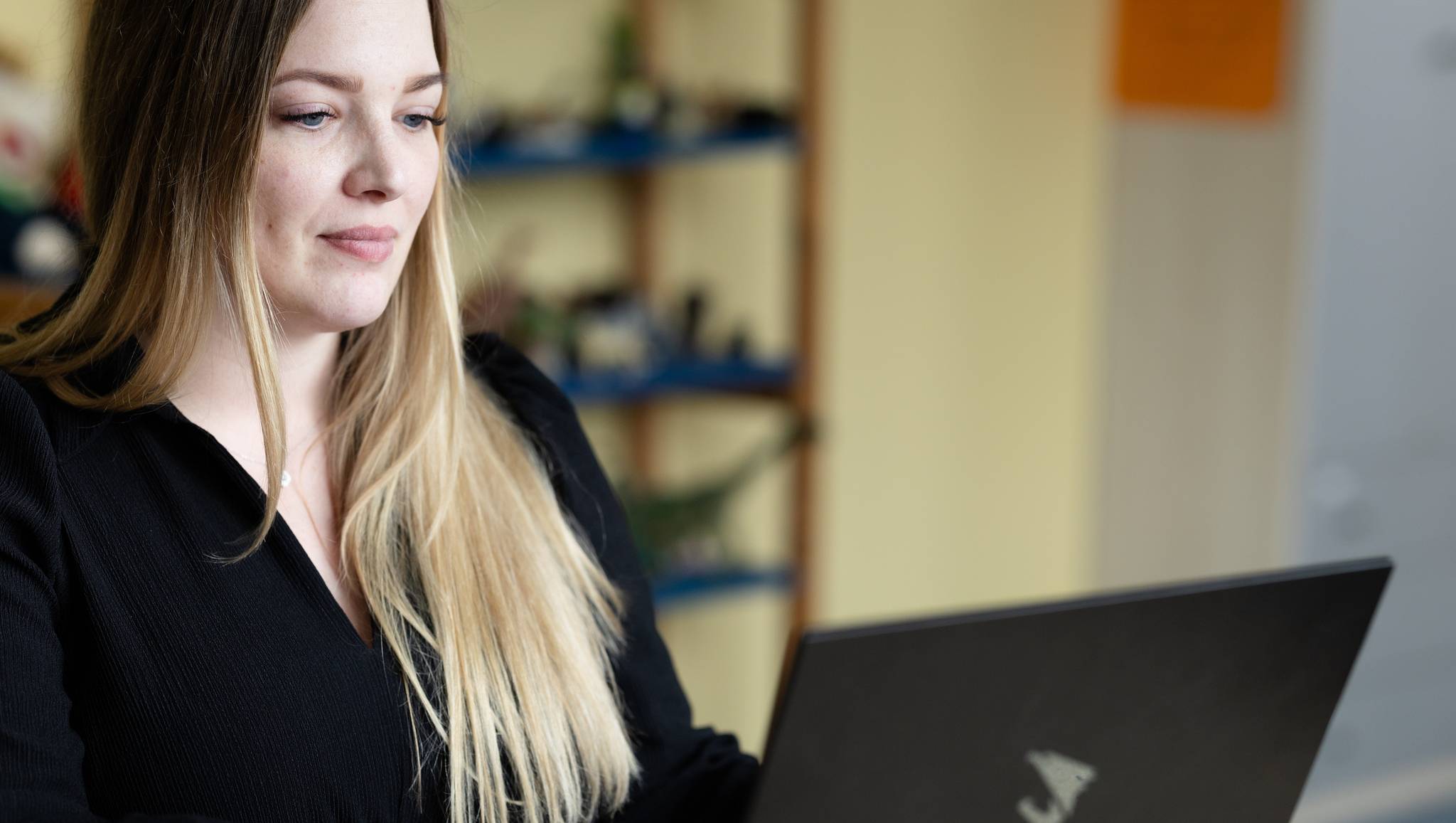 Frau Fiedler sitzt konzentriert am Laptop