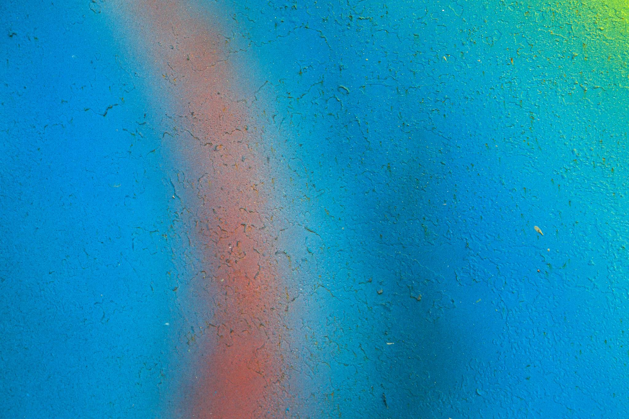 Abstrakter Hintergrund mit blauen Farbverläufen und rauer Struktur